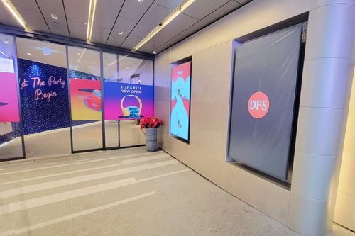 Neueste Unternehmenslösungen zu 86-Zoll-Werbeanzeige in einem Duty-Free-Laden in Hongkong