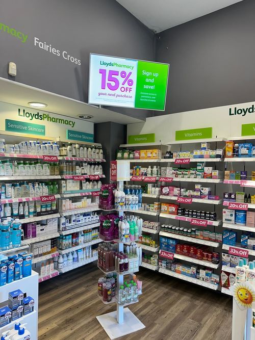 Neueste Unternehmenslösungen zu Weißer QLED-Wandmonitor in einer Apotheke in Europa