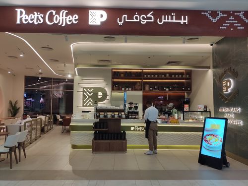 Neueste Unternehmenslösungen zu Digitales Poster in Peet's Coffee in Saudi-Arabien installiert