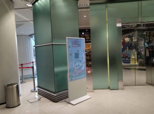 Neueste Unternehmenslösungen zu Fionexx- 55-Zoll-Vertikal-Digital-Signage-Werbebildschirm